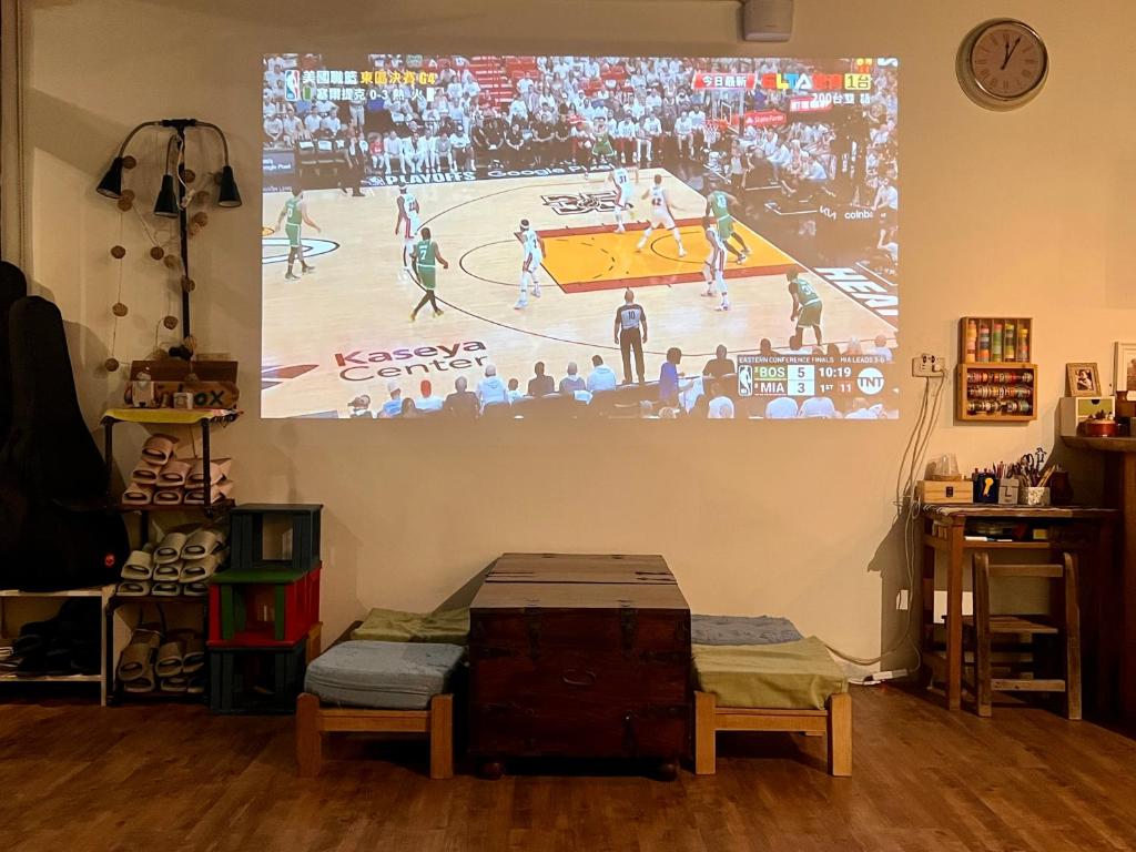 TV a/nebo společenská místnost v ubytování Gift Box Hostel