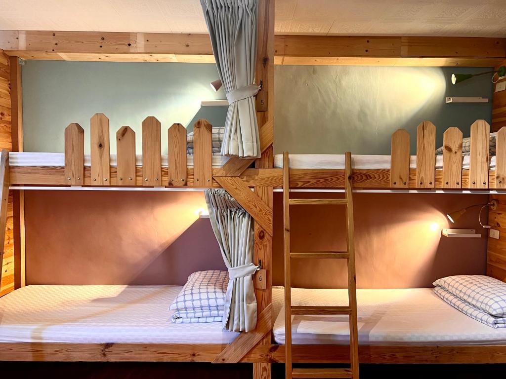 Tempat tidur susun dalam kamar di Gift Box Hostel
