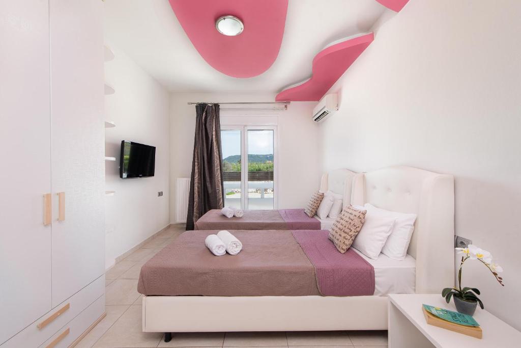 Łóżko lub łóżka w pokoju w obiekcie Marble Pool Villa