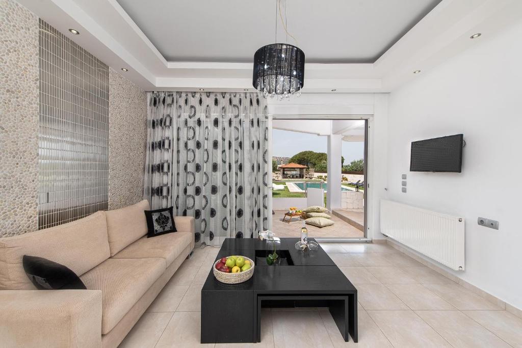 Telewizja i/lub zestaw kina domowego w obiekcie Marble Pool Villa