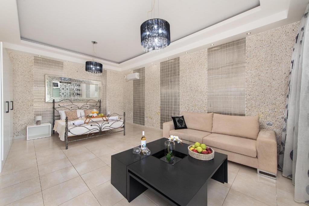 salon z kanapą i stołem w obiekcie Marble Pool Villa w mieście Pastida