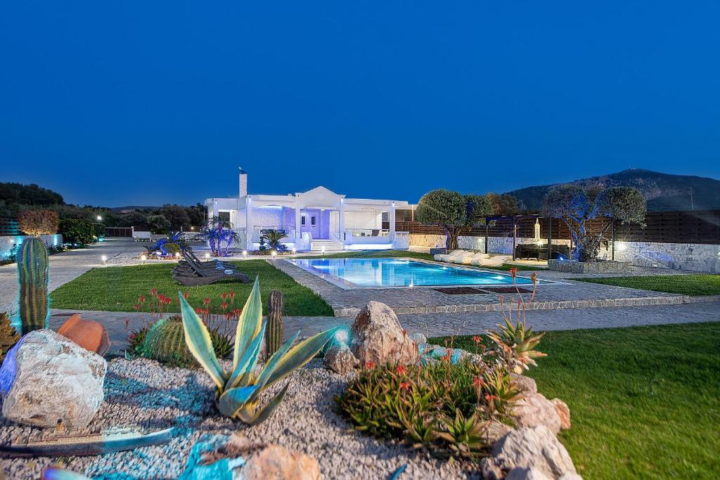 ogródek z basenem i roślinami w obiekcie Marble Pool Villa w mieście Pastida