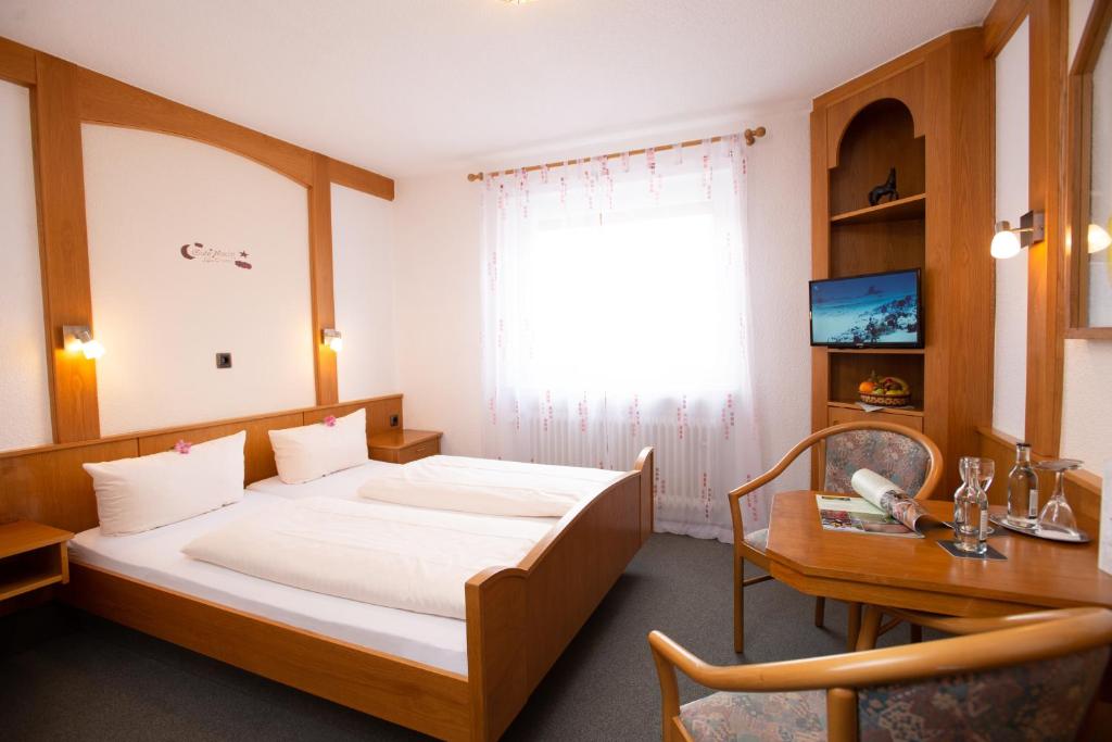 Postel nebo postele na pokoji v ubytování Landhotel zum Stern