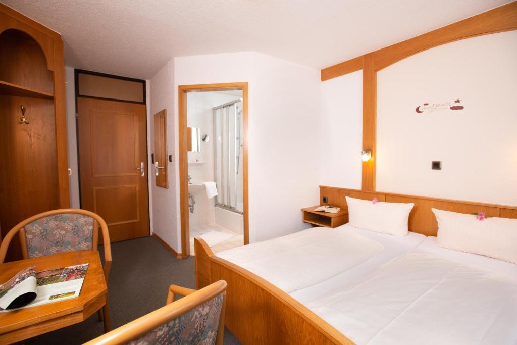 Postel nebo postele na pokoji v ubytování Landhotel zum Stern