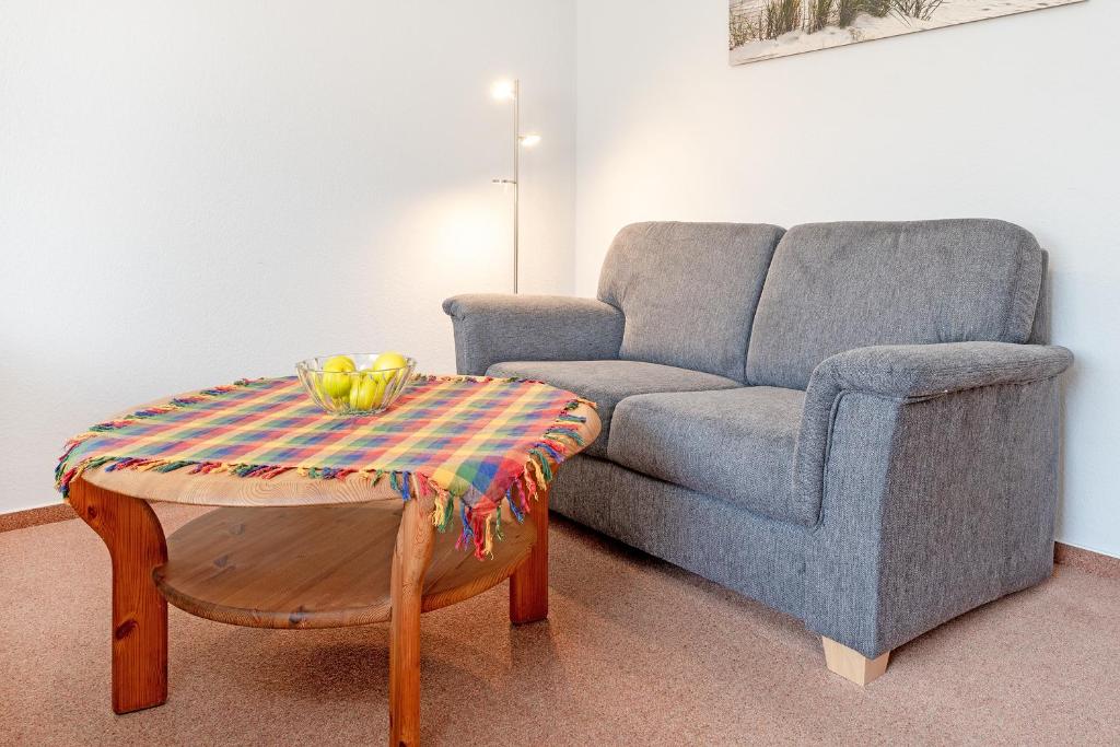 ein Wohnzimmer mit einem Sofa und einem Couchtisch in der Unterkunft Fahrenkrug Wohnung 4 in Scharbeutz