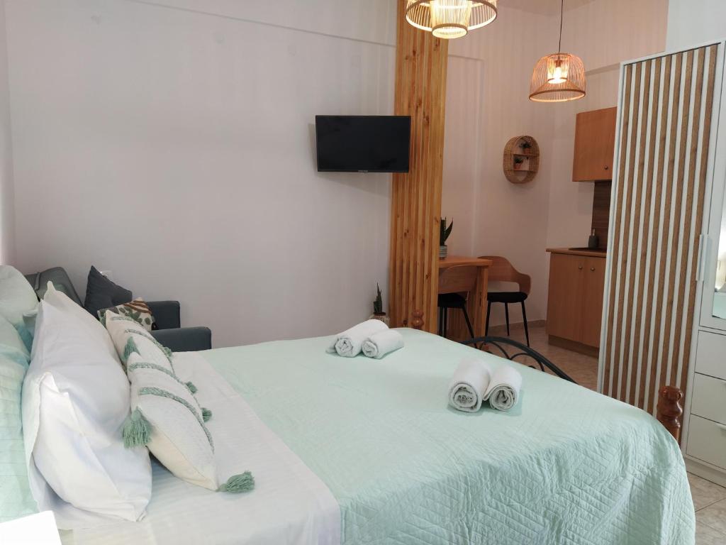 a bedroom with a bed with two towels on it at Vithos in Agnontas