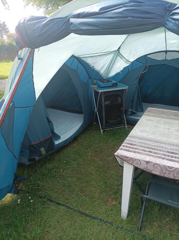 Fotografie z fotogalerie ubytování Tente 3 chambres, petit camping familial vue mer v destinaci Plestin-les-Grèves