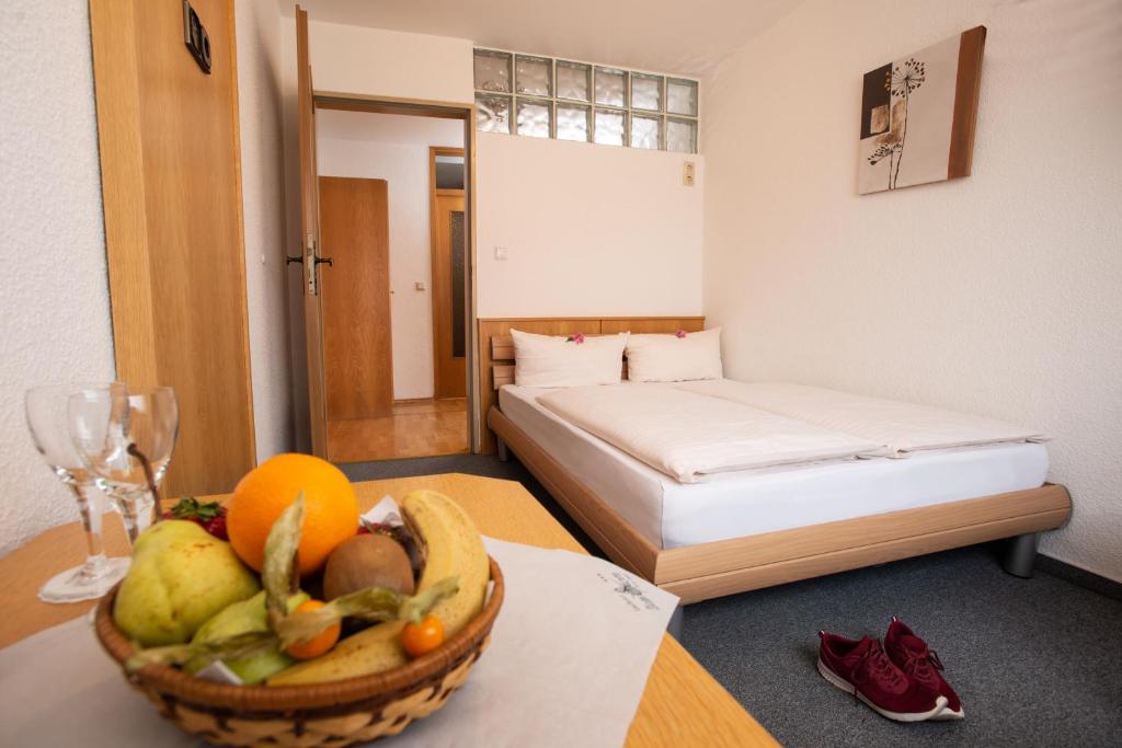 Postel nebo postele na pokoji v ubytování Landhotel zum Stern