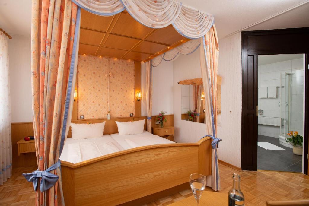 Postel nebo postele na pokoji v ubytování Landhotel zum Stern