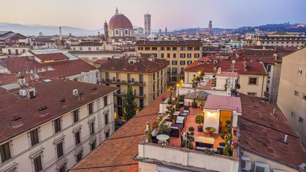 eine Luftansicht einer Stadt mit Gebäuden in der Unterkunft Hotel Annabella Roof Terrace in Florenz