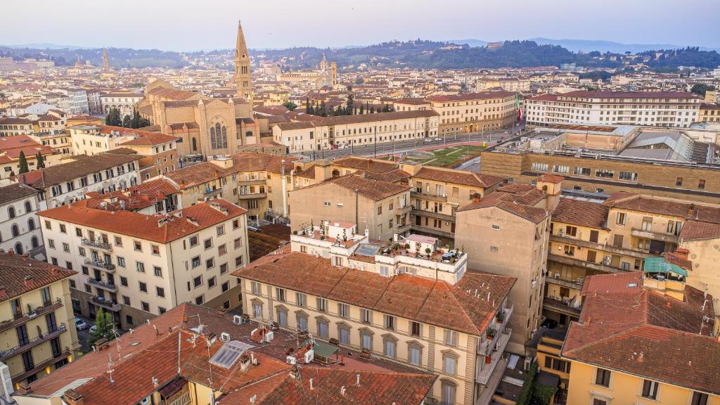 una vista aérea de una ciudad con edificios en Hotel Annabella Roof Terrace, en Florencia