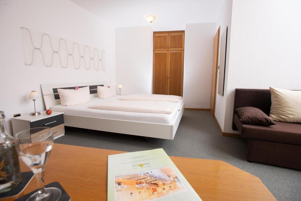 Postel nebo postele na pokoji v ubytování Landhotel zum Stern