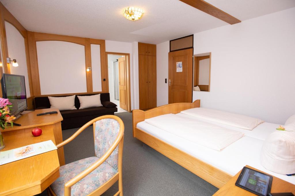 Postel nebo postele na pokoji v ubytování Landhotel zum Stern