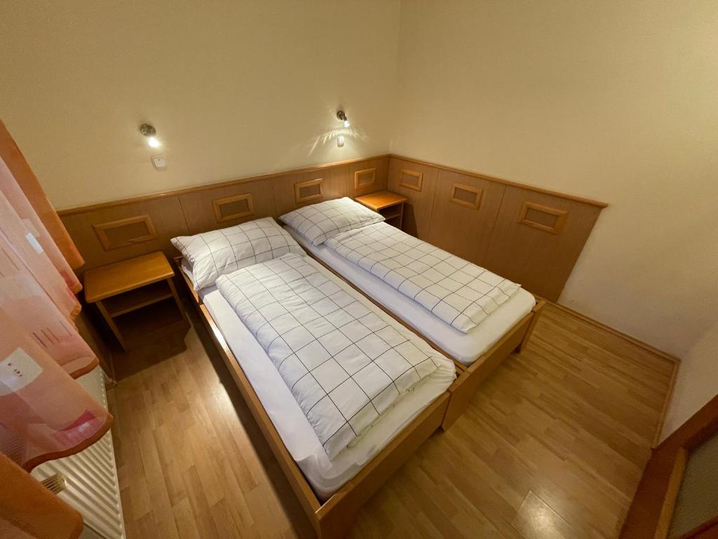 Postel nebo postele na pokoji v ubytování Garda Wellness Apartmanház
