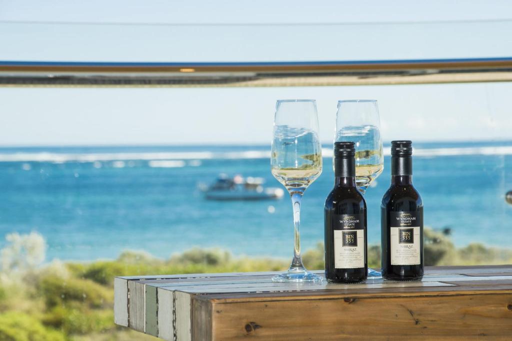 dwie butelki wina i dwie szklanki na stole w obiekcie Oceans View - Luxury Apartment with ocean views w mieście Lancelin