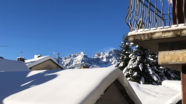 un balcón cubierto de nieve con una montaña cubierta de nieve en Casa Lauré II - PANTICOSA, en Panticosa