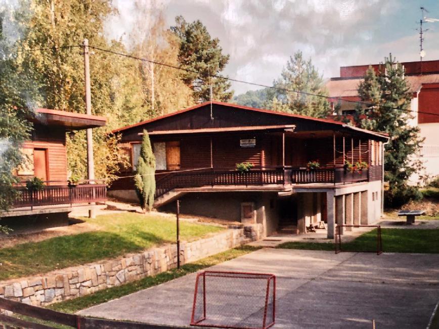 une maison avec un panier de basket en face dans l'établissement Chata CONDI, à Buchlovice