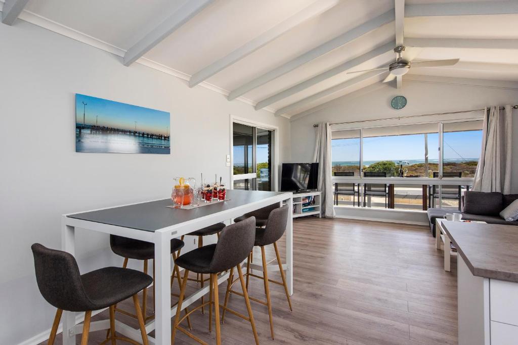 cocina y sala de estar con mesa y sillas en Sunset View- Ocean Views, en Lancelin