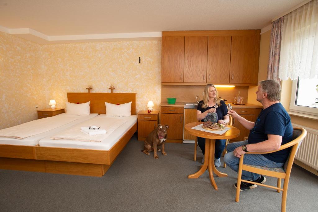 Postel nebo postele na pokoji v ubytování Landhotel zum Stern