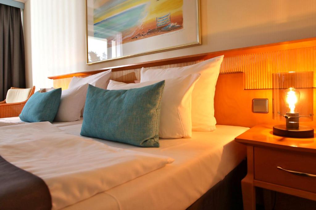 Postel nebo postele na pokoji v ubytování Hotel Bernstein Prerow