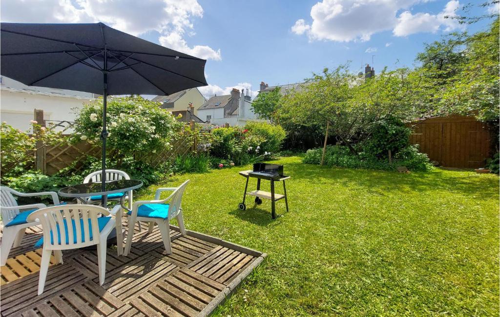 a patio with a table and chairs and an umbrella at Stunning Home In Saint-nazaire With Wifi in Saint-Nazaire