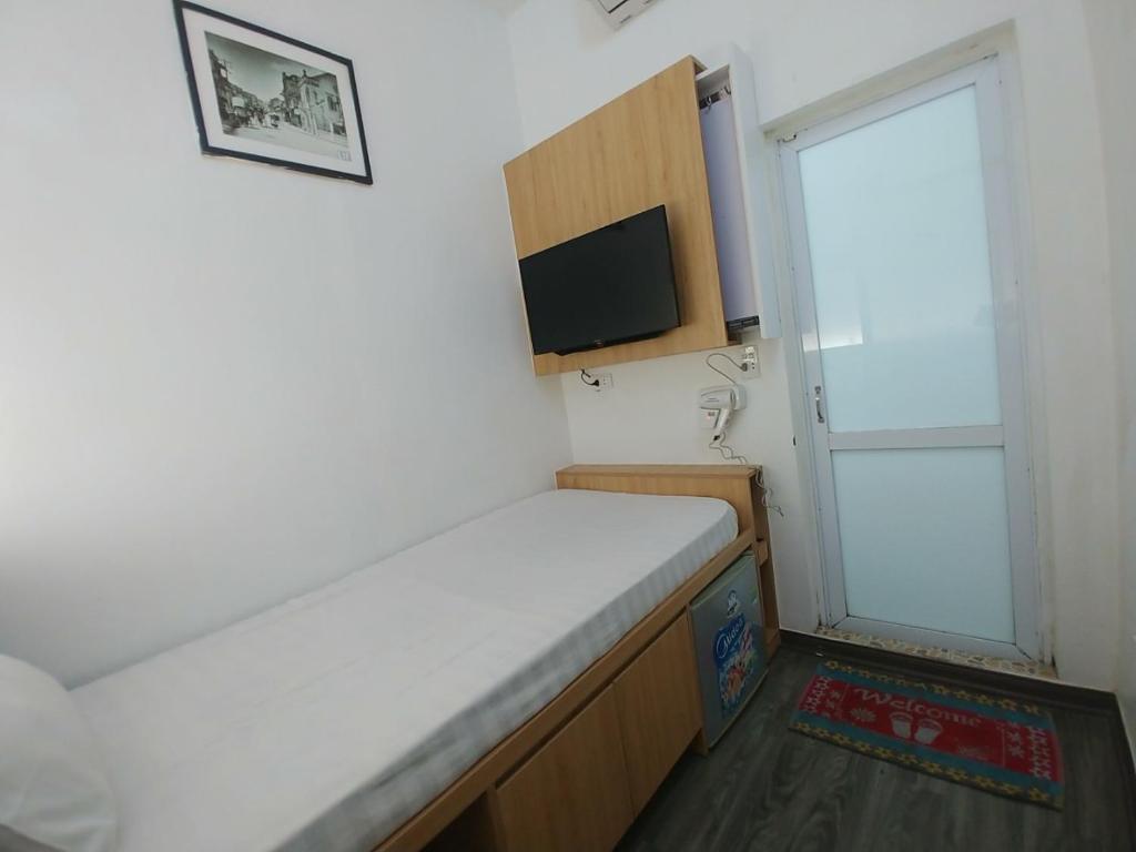 Postel nebo postele na pokoji v ubytování Hanoi Discovery Hotel