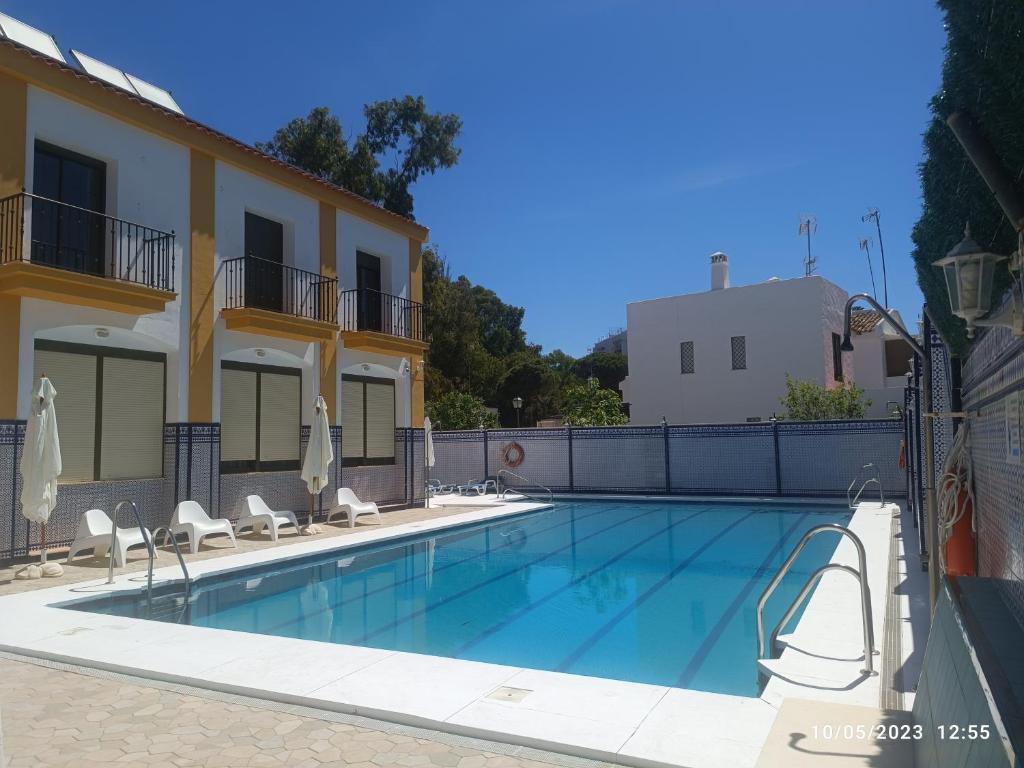 una piscina di fronte a un edificio di Hotel PARAISO PLAYA a Isla Cristina