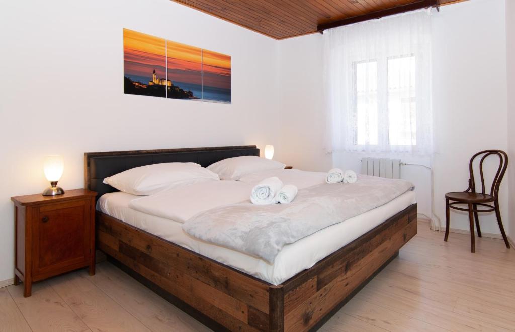ein Schlafzimmer mit einem Bett mit zwei Handtüchern darauf in der Unterkunft Casa della Fortuna by Locap Group in Piran