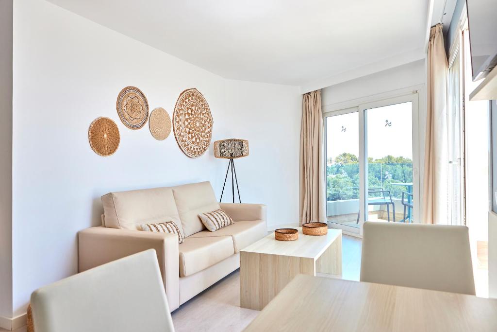 Posezení v ubytování Tomir Portals Suites - Adults Only