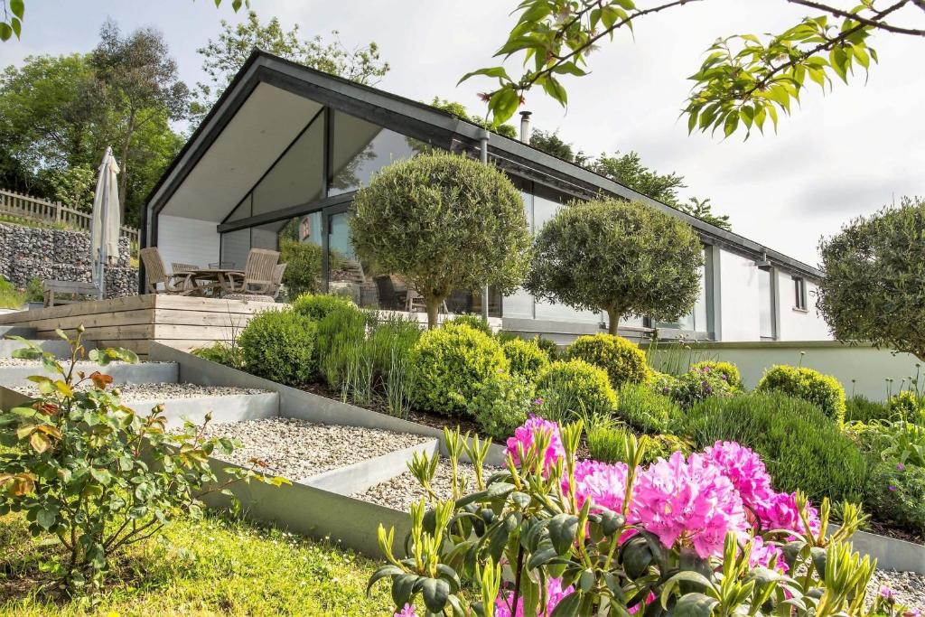 una casa con un jardín delante de ella en Quarry House, en Kingsbridge