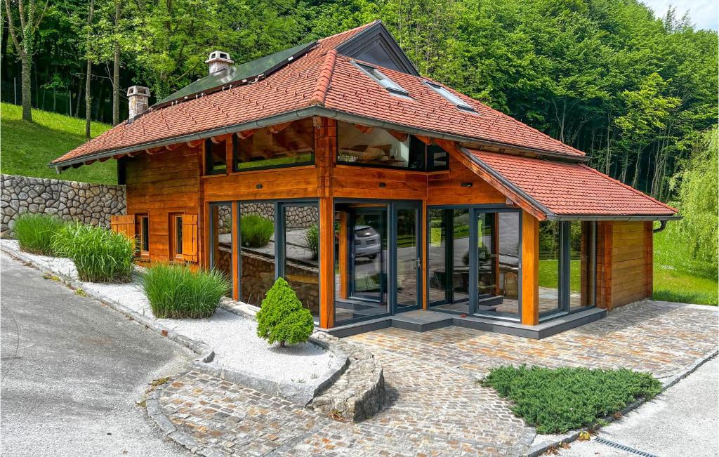 une petite maison en bois avec un toit rouge dans l'établissement Stunning Home In Vitesinec With Kitchen, 