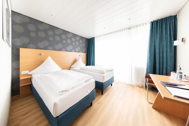 Postel nebo postele na pokoji v ubytování Hotel ISG Heidelberg
