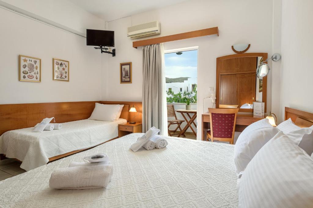 Un pat sau paturi într-o cameră la Grikos Hotel