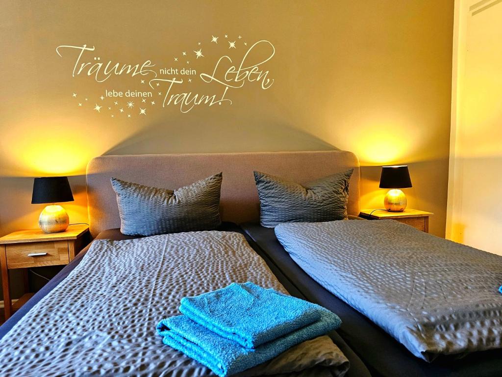 1 dormitorio con 1 cama con 2 toallas en Ferienwohnung am Selker Noor, en Schleswig
