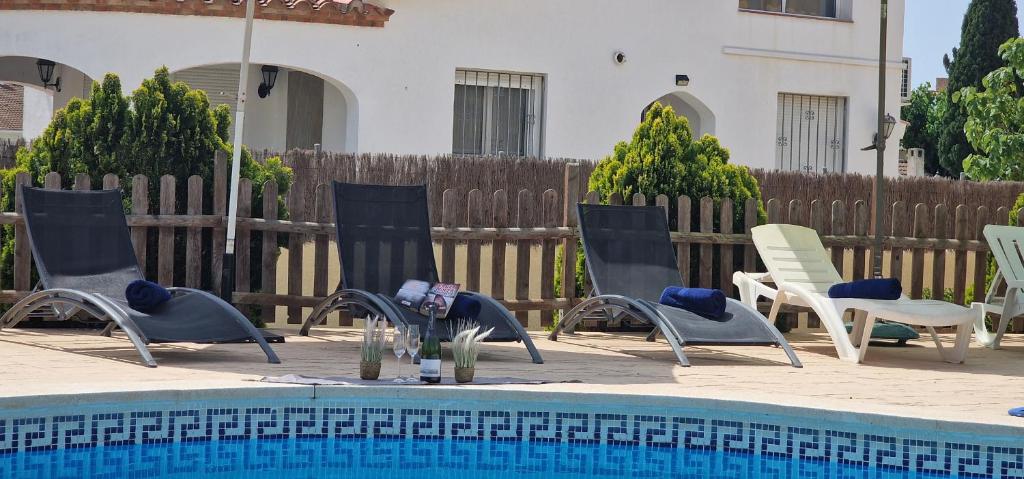 Bazén v ubytovaní Riumar "Eva", 300m to beach, private pool, On-Site-Service, dog beach alebo v jeho blízkosti