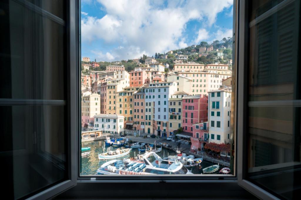 - une vue sur le port depuis une fenêtre dans l'établissement Scoglio Gi Il Rifugio degli Artisti, à Camogli