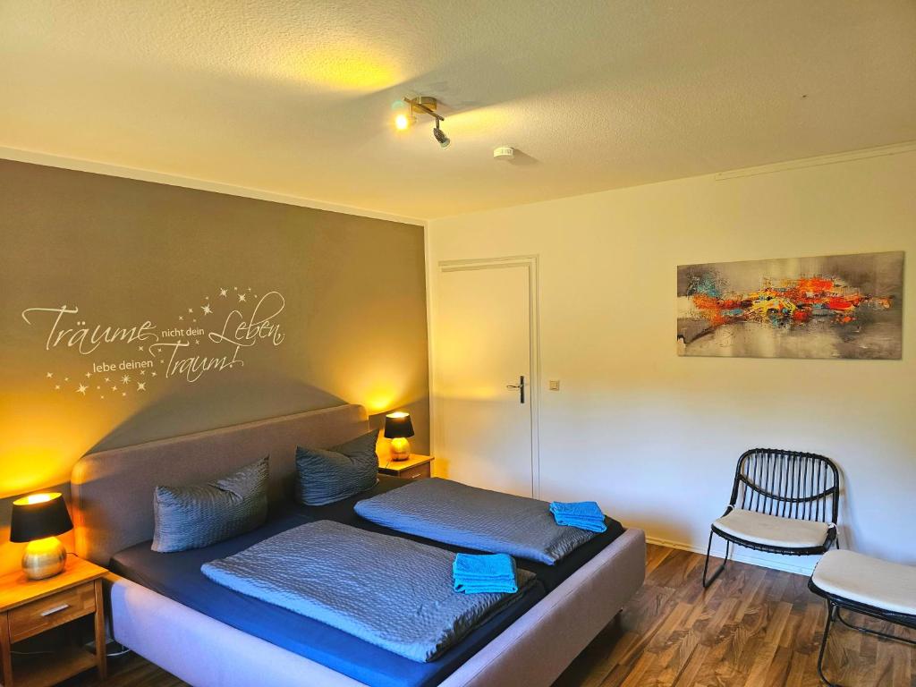 1 dormitorio con 1 cama, mesa y sillas en Selker Noor Apartments, en Schleswig
