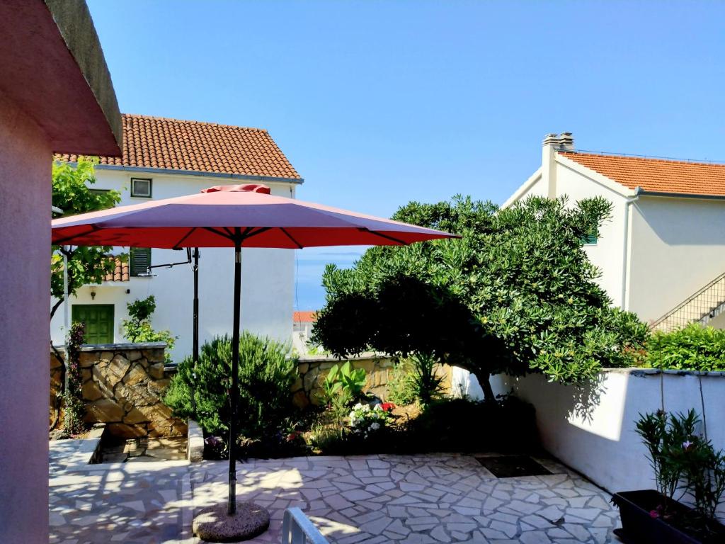 Zahrada ubytování Villa Grande Vista - Spacious 3 BR Apartment with Large terrace and Fantastic sea view