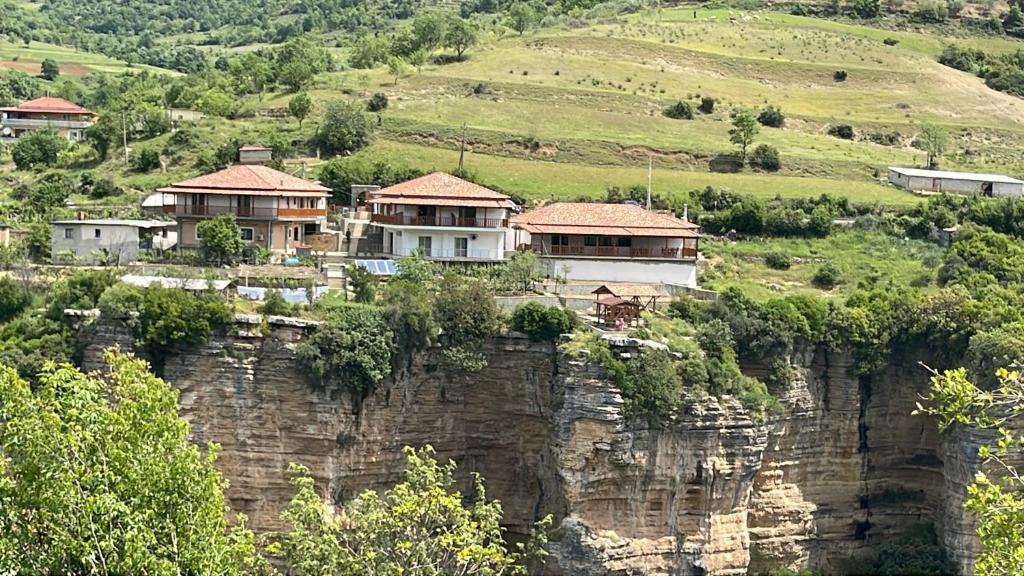 grupa domów na szczycie góry w obiekcie Guest House Bracaj w mieście Çorovodë
