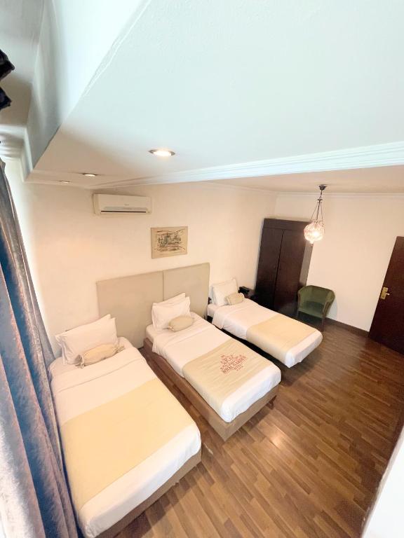 Postel nebo postele na pokoji v ubytování Royal Garden Hotel