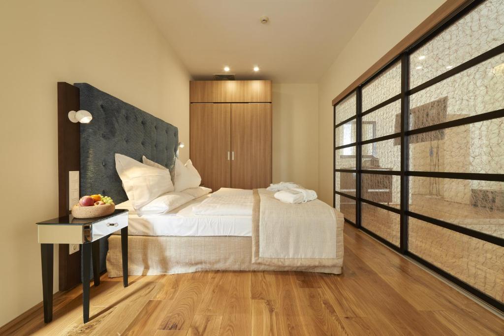 Posteľ alebo postele v izbe v ubytovaní HiLight Suites Hotel