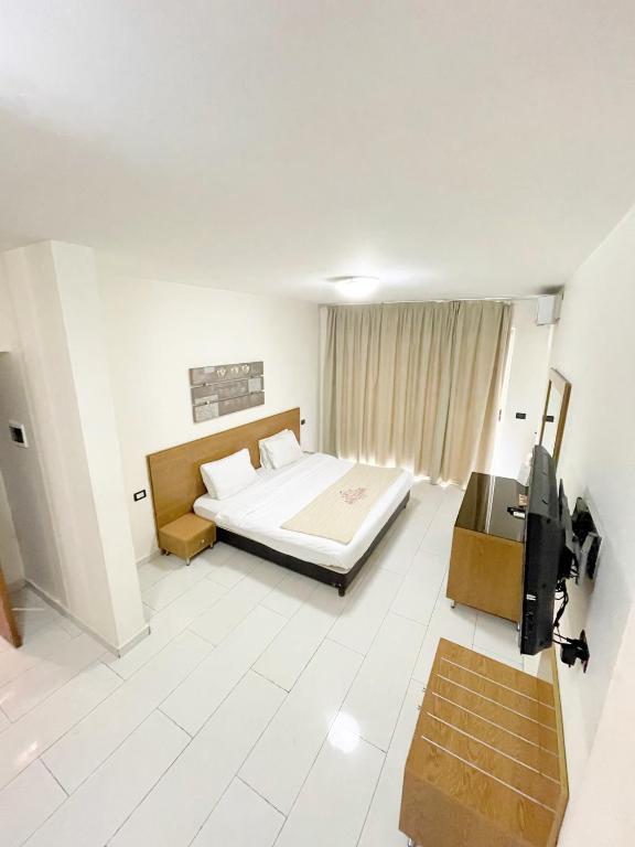 Postel nebo postele na pokoji v ubytování Royal Garden Hotel