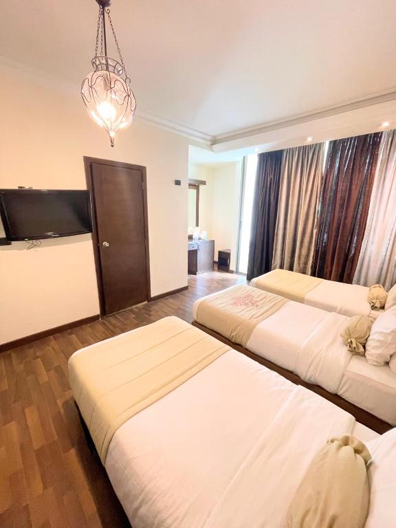 Postel nebo postele na pokoji v ubytování Royal Garden Hotel