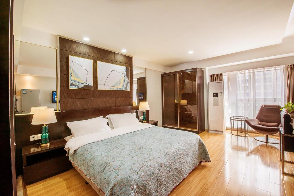 een slaapkamer met een groot bed en een woonkamer bij Kaibin Apartment- Nanjing University Branch in Nanjing