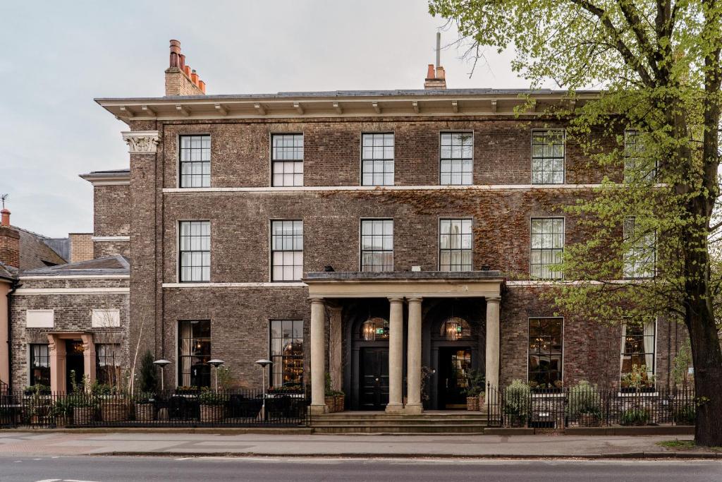 un gran edificio de ladrillo con porche delantero en No 1 by GuestHouse, York en York