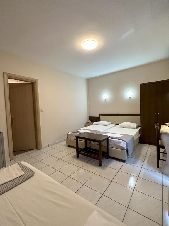 Postel nebo postele na pokoji v ubytování Hotel Afrodite