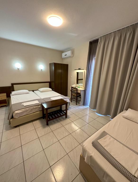 Postel nebo postele na pokoji v ubytování Hotel Afrodite