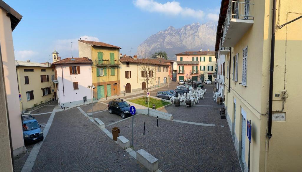 vistas a una calle de la ciudad con coches y edificios en Casa da Raquel, en Lecco