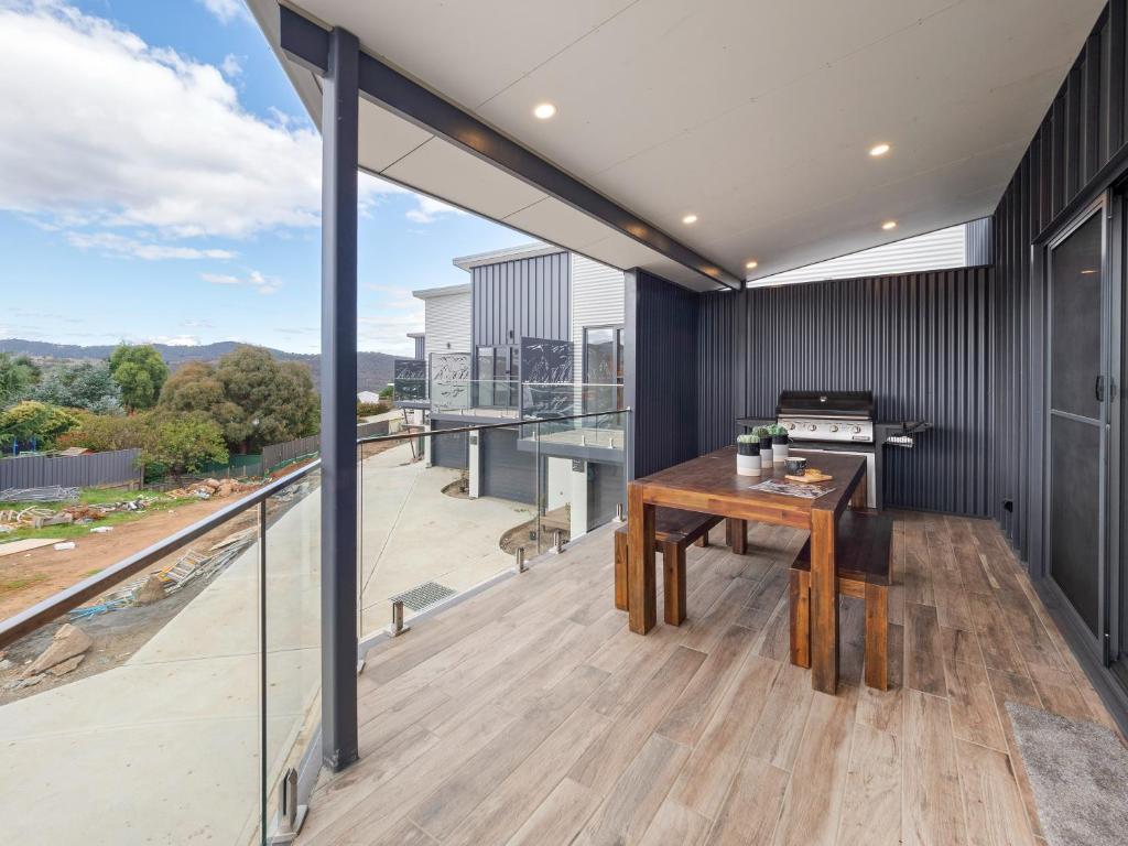 Balkón nebo terasa v ubytování Luxury 5 Bedroom Home - Sentinel Chalet - Snowy Mountains - Jindabyne