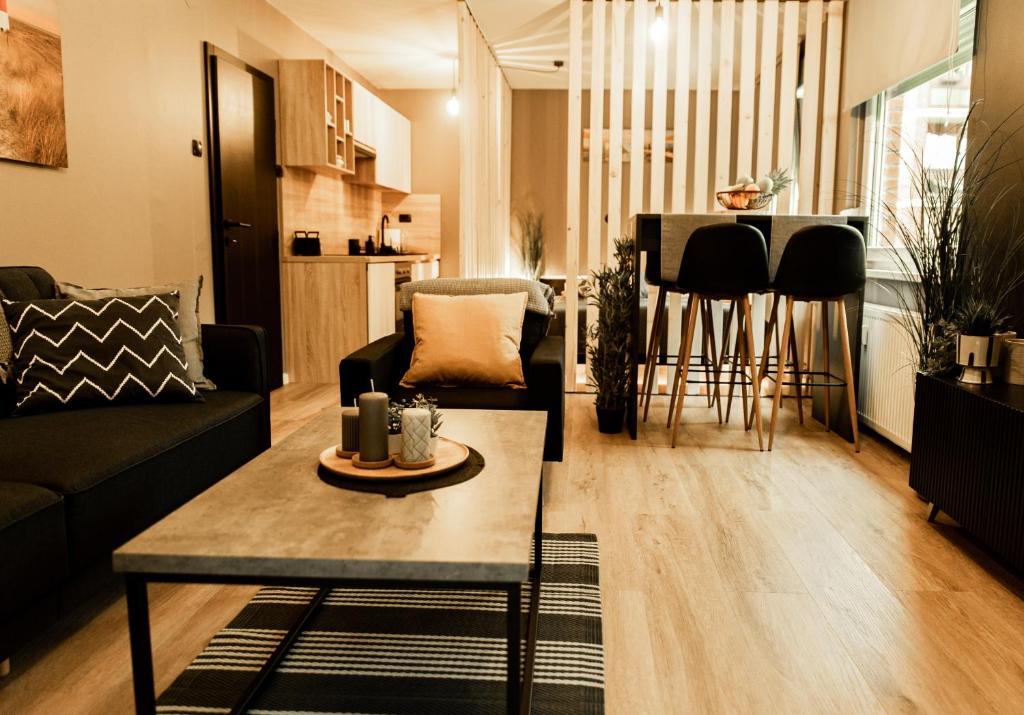 錫薩克的住宿－Black Velvet Apartman，客厅配有沙发和桌子